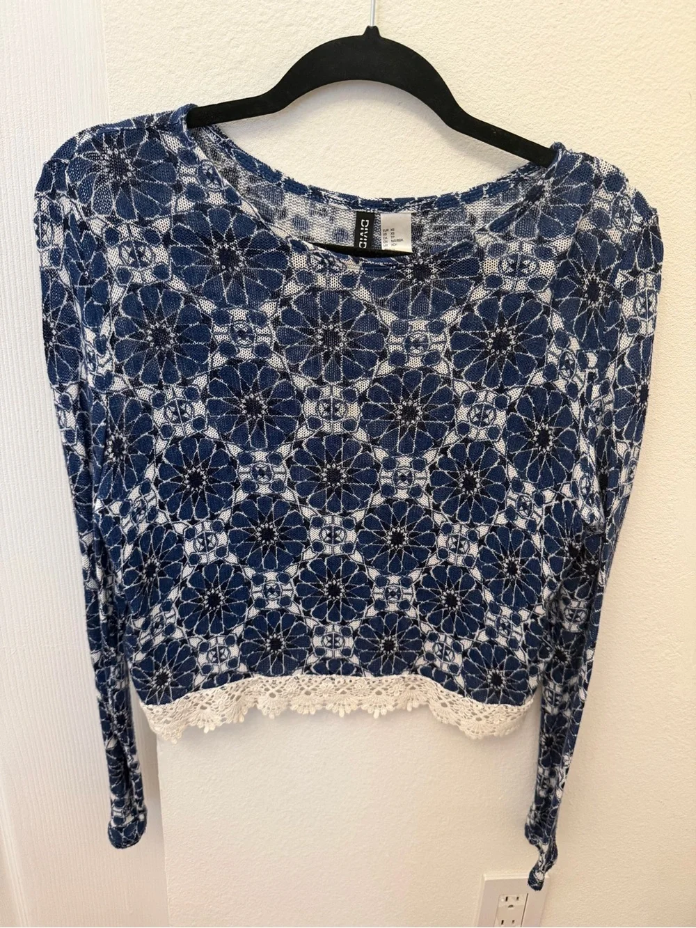 H&M Blue Floral Lace-Trim Crop Top